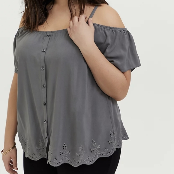 🆕️ Torrid CHALLIS EYELET HEM COLD SHOULDER TOP - Picture 1 of 2